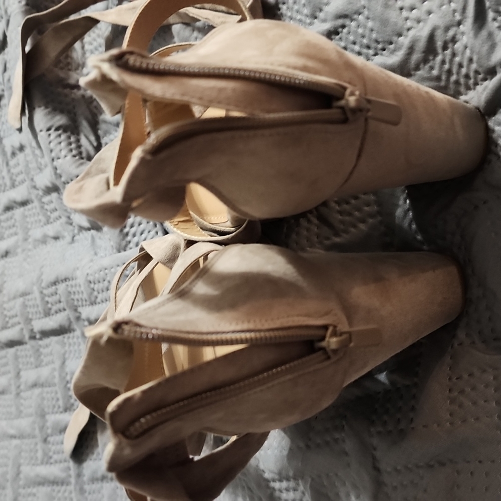 NWT Faux Suede Taupe Laceup Platform heels Torrid Sz 9.5 - Picture 3 of 8